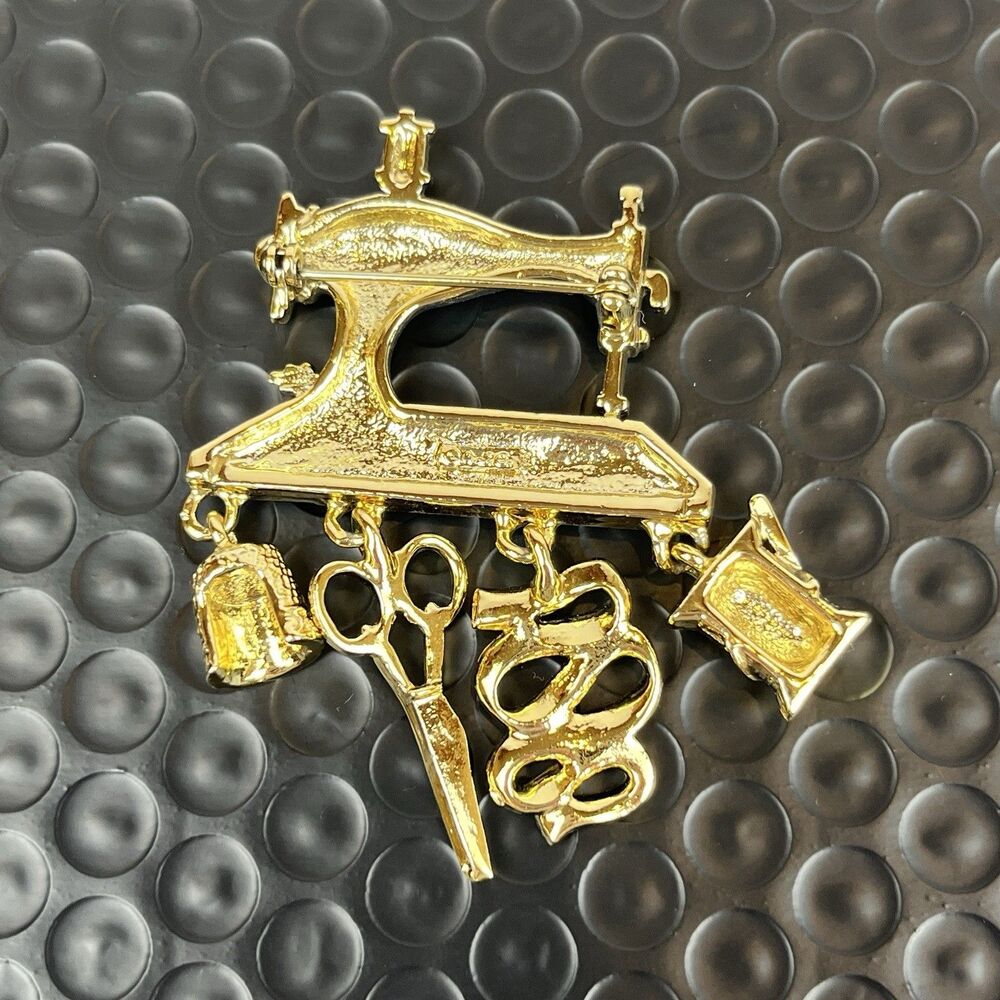 Vintage AJC Sewing Machine Brooch Pin Gold Tone Dangle Charms Scissors Thimble - Picture 6 of 8